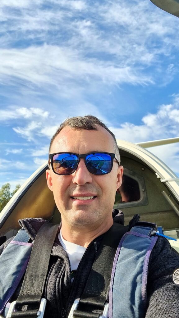 Jarek Bendarz pilot w Szwecji